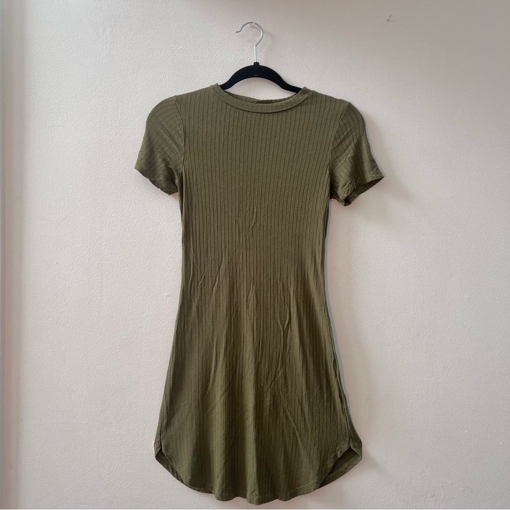 Ribbed olive dress .